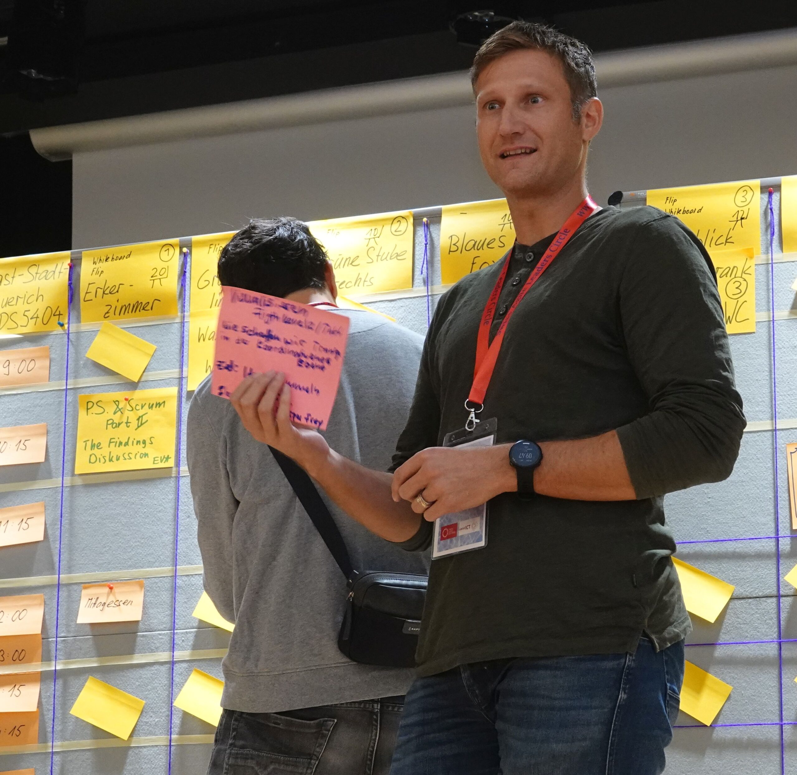 Der Saal füllt sich